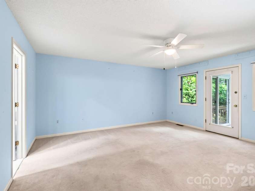 23 Oaks Circle, Asheville, NC 28806.  MLS# CAR4410251, YatesRealty ID 43398. Primary Bedroom