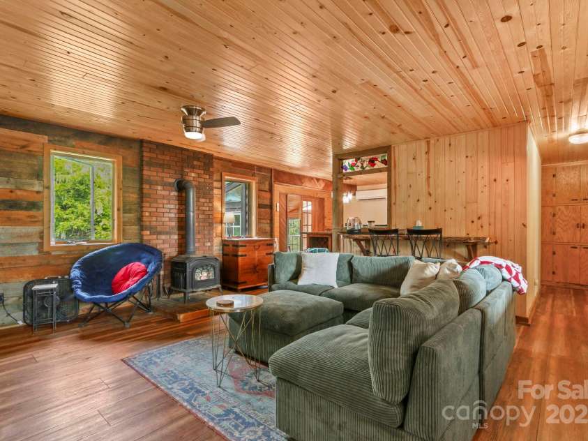1925 Green Hill Road, Blowing Rock, NC 28605.  MLS# CAR4257812, YatesRealty ID 434. Living Room