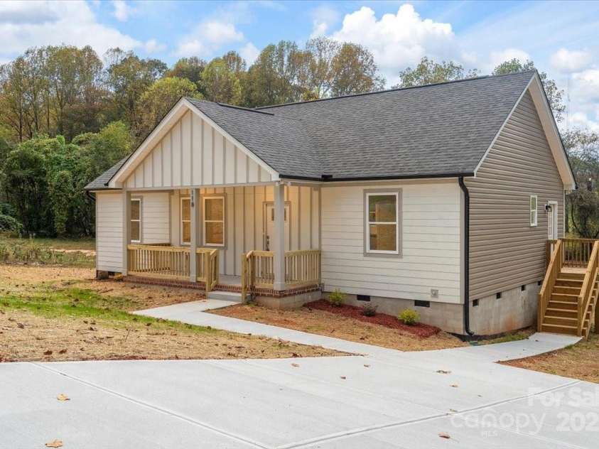 118 Aspen Street, Yadkinville, NC 27055.  MLS# CAR4313375, YatesRealty ID 43402. 