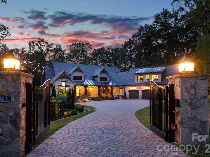 8921 Island Point Road, Charlotte, NC 28278.  MLS# CAR4408365, YatesRealty ID 43402. 