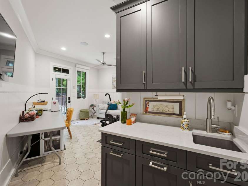 8921 Island Point Road, Charlotte, NC 28278.  MLS# CAR4408365, YatesRealty ID 43402. 