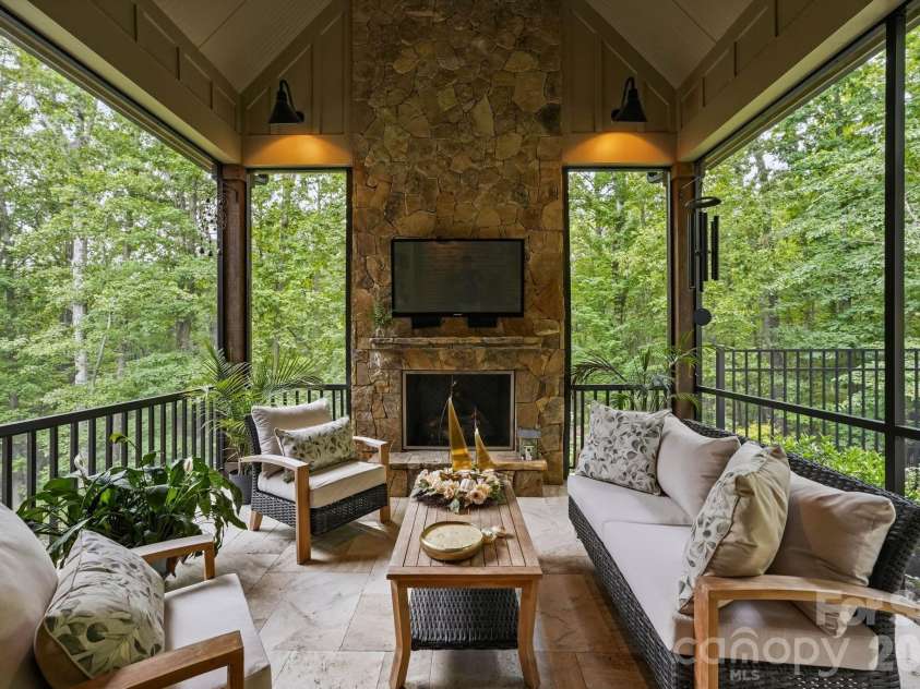 8921 Island Point Road, Charlotte, NC 28278.  MLS# CAR4408365, YatesRealty ID 43402. 