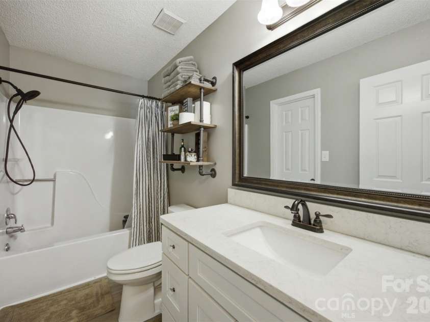 165 Obrien Place, Concord, NC 28025.  MLS# CAR4411507, YatesRealty ID 43408. Bathroom 2
