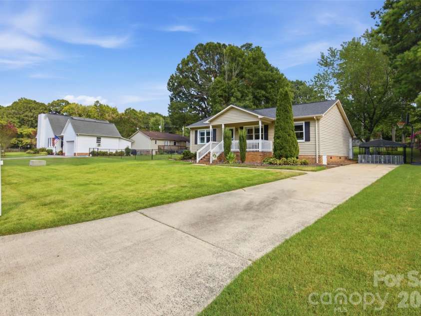 165 Obrien Place, Concord, NC 28025.  MLS# CAR4411507, YatesRealty ID 43408. Exterior Right Side