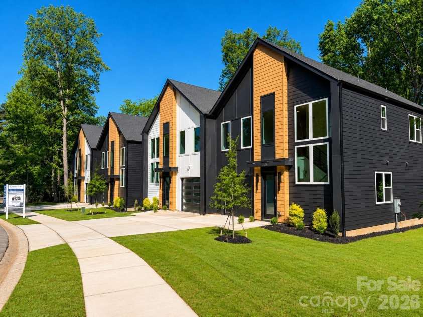 2412 Crestview Drive, Charlotte, NC 28216.  MLS# CAR4332817, YatesRealty ID 43411. 