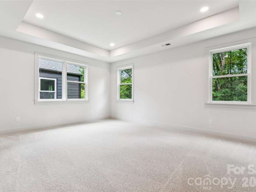 2412 Crestview Drive, Charlotte, NC 28216.  MLS# CAR4332817, YatesRealty ID 43411. 