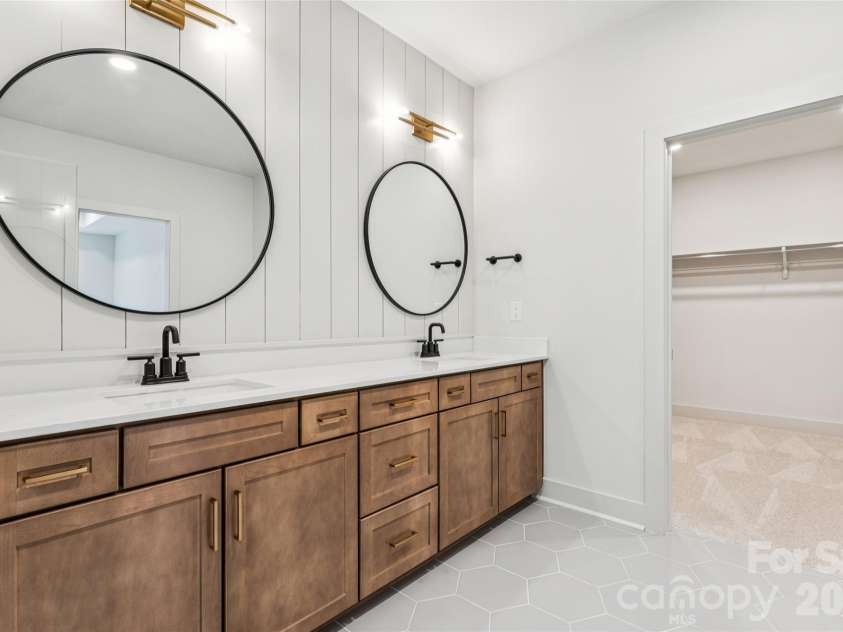 2412 Crestview Drive, Charlotte, NC 28216.  MLS# CAR4332817, YatesRealty ID 43411. 