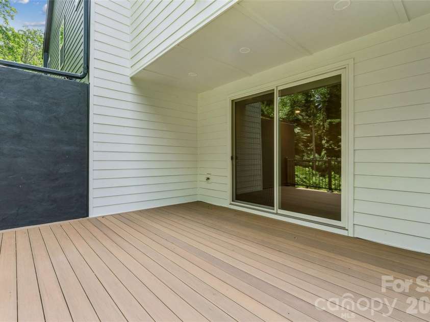 2412 Crestview Drive, Charlotte, NC 28216.  MLS# CAR4332817, YatesRealty ID 43411. 