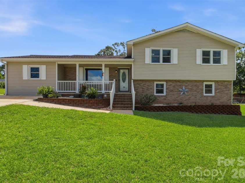 220 Hunstanton Drive, Winnsboro, SC 29180.  MLS# CAR4413754, YatesRealty ID 43417. 220 Hunstanton Dr