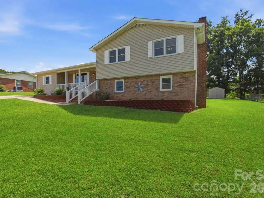 220 Hunstanton Drive, Winnsboro, SC 29180.  MLS# CAR4413754, YatesRealty ID 43417. 220 Husntanton Dr