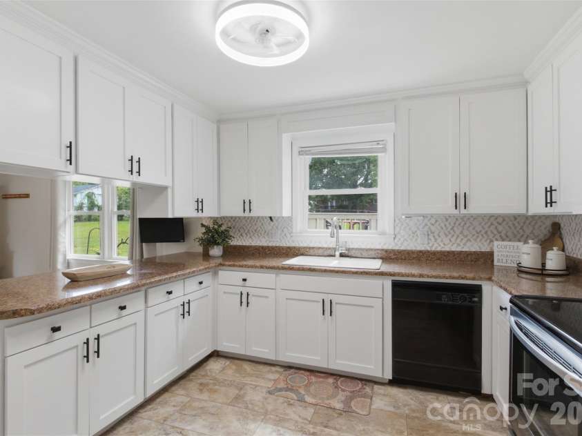 220 Hunstanton Drive, Winnsboro, SC 29180.  MLS# CAR4413754, YatesRealty ID 43417. Kitchen