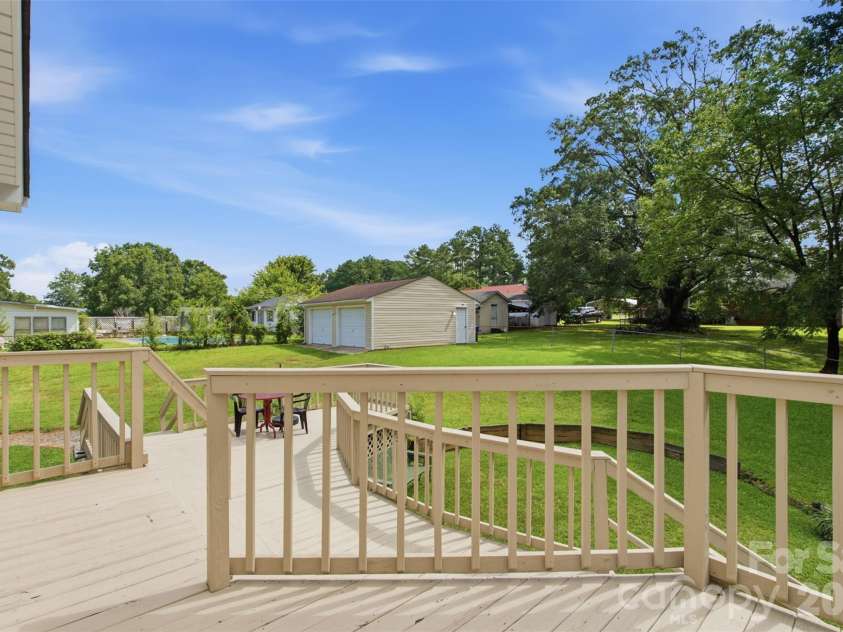 220 Hunstanton Drive, Winnsboro, SC 29180.  MLS# CAR4413754, YatesRealty ID 43417. Multi-Level Deck