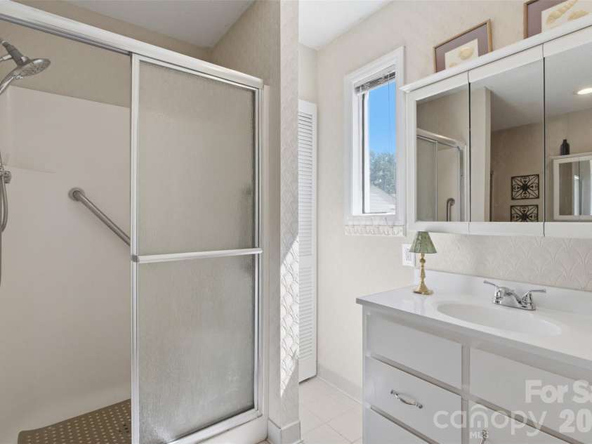 220 Hunstanton Drive, Winnsboro, SC 29180.  MLS# CAR4413754, YatesRealty ID 43417. Private Primary Bath