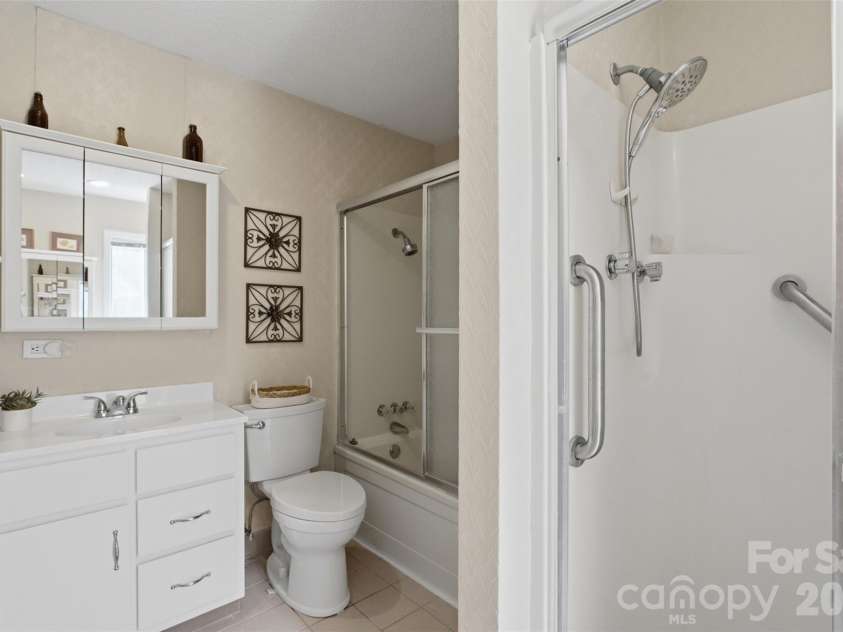 220 Hunstanton Drive, Winnsboro, SC 29180.  MLS# CAR4413754, YatesRealty ID 43417. Private Primary Bath