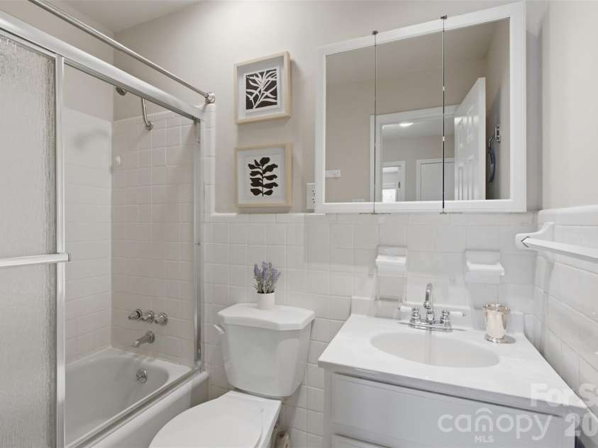 220 Hunstanton Drive, Winnsboro, SC 29180.  MLS# CAR4413754, YatesRealty ID 43417. Shared Hall Bath