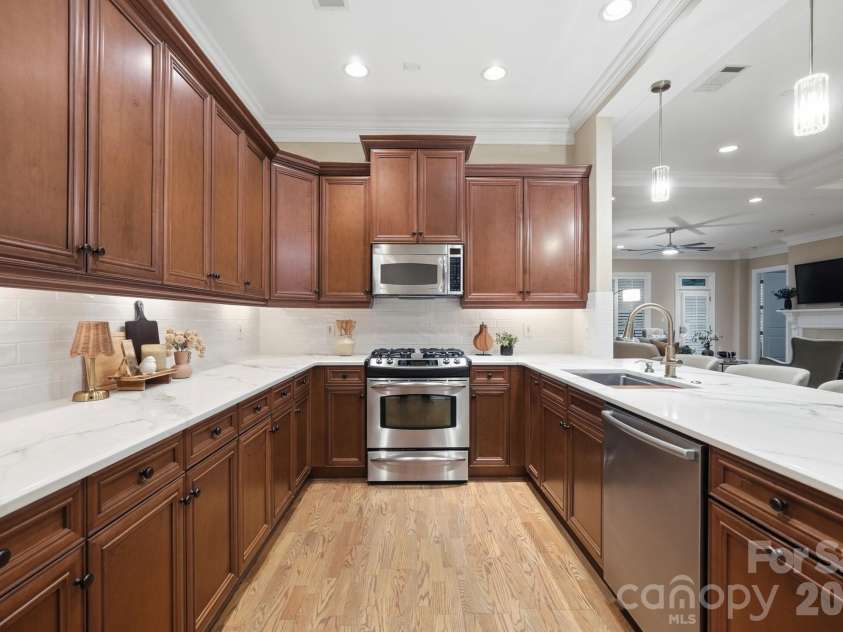 626 Queens Road, Charlotte, NC 28207.  MLS# CAR4409799, YatesRealty ID 43419. 