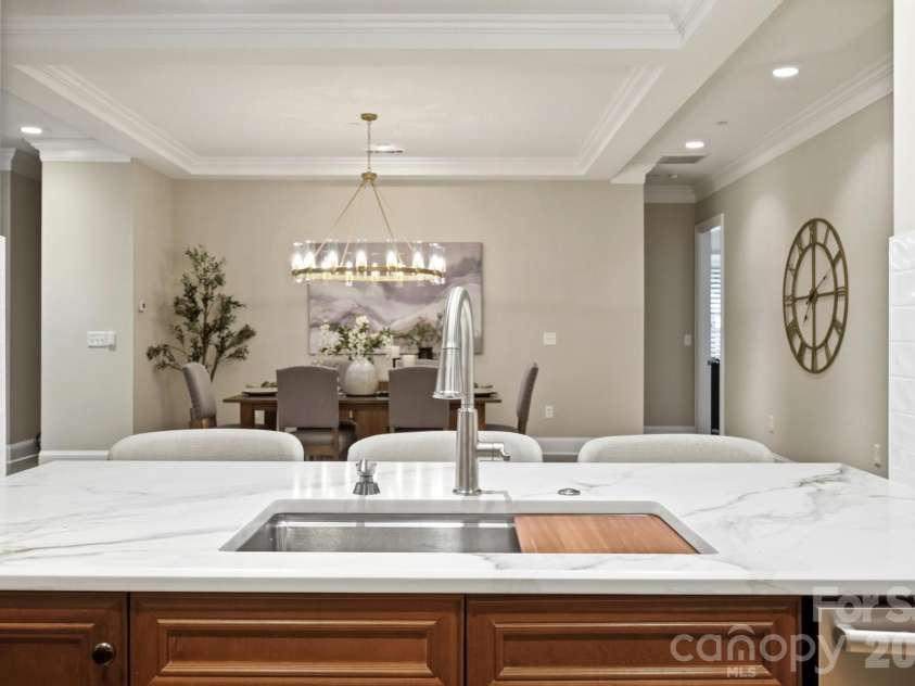 626 Queens Road, Charlotte, NC 28207.  MLS# CAR4409799, YatesRealty ID 43419. 