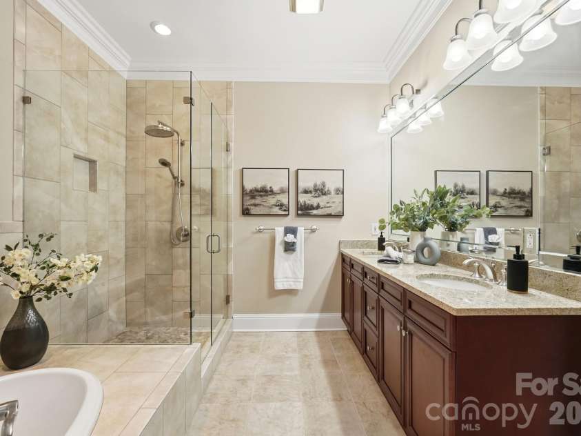 626 Queens Road, Charlotte, NC 28207.  MLS# CAR4409799, YatesRealty ID 43419. 