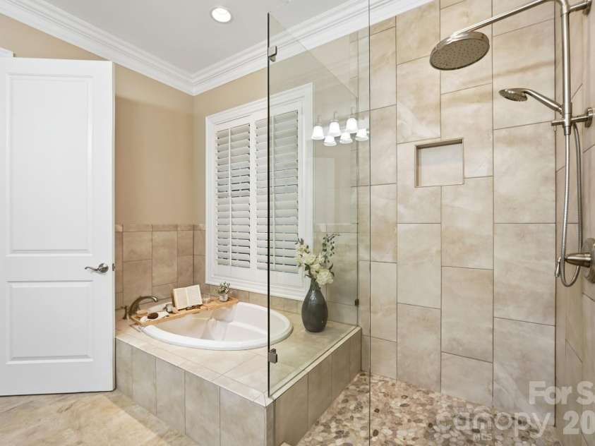 626 Queens Road, Charlotte, NC 28207.  MLS# CAR4409799, YatesRealty ID 43419. 