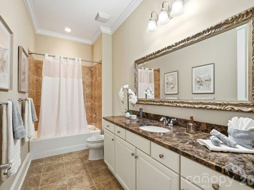 626 Queens Road, Charlotte, NC 28207.  MLS# CAR4409799, YatesRealty ID 43419. 