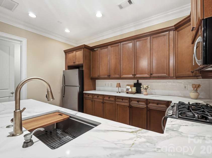 626 Queens Road, Charlotte, NC 28207.  MLS# CAR4409799, YatesRealty ID 43419. 