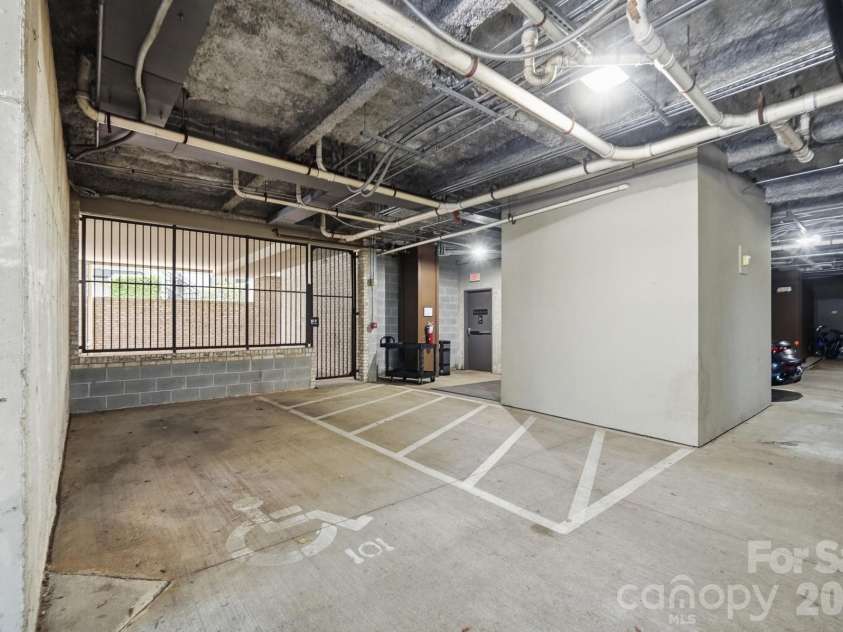 626 Queens Road, Charlotte, NC 28207.  MLS# CAR4409799, YatesRealty ID 43419. 