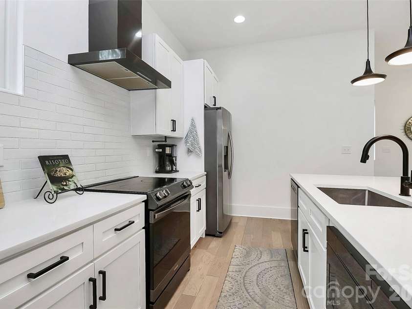 1004 Margaret Brown Street, Charlotte, NC 28202.  MLS# CAR4341341, YatesRealty ID 4342. Beautiful cabinetry,custom backsplash, 