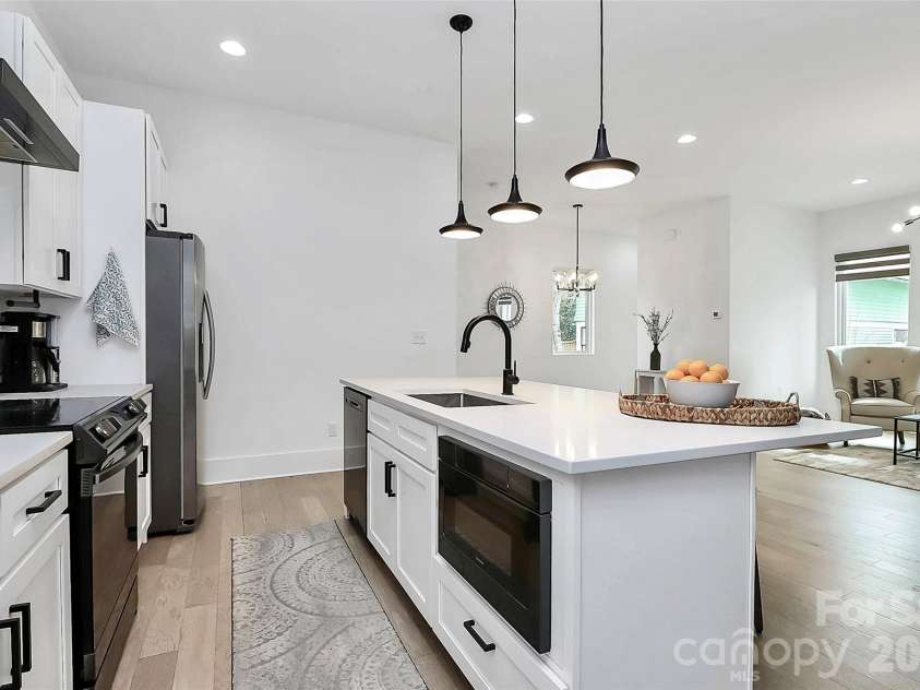 1004 Margaret Brown Street, Charlotte, NC 28202.  MLS# CAR4341341, YatesRealty ID 4342. Built-in microwave, lg stainless sink & dishwasher