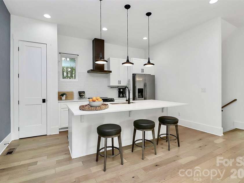 1004 Margaret Brown Street, Charlotte, NC 28202.  MLS# CAR4341341, YatesRealty ID 4342. Kitchen w/large quartz-topped island & counters, SS appliances & pantry