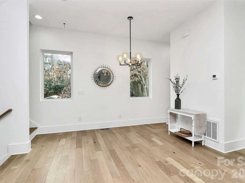 1004 Margaret Brown Street, Charlotte, NC 28202.  MLS# CAR4341341, YatesRealty ID 4342. Light & bright dining area