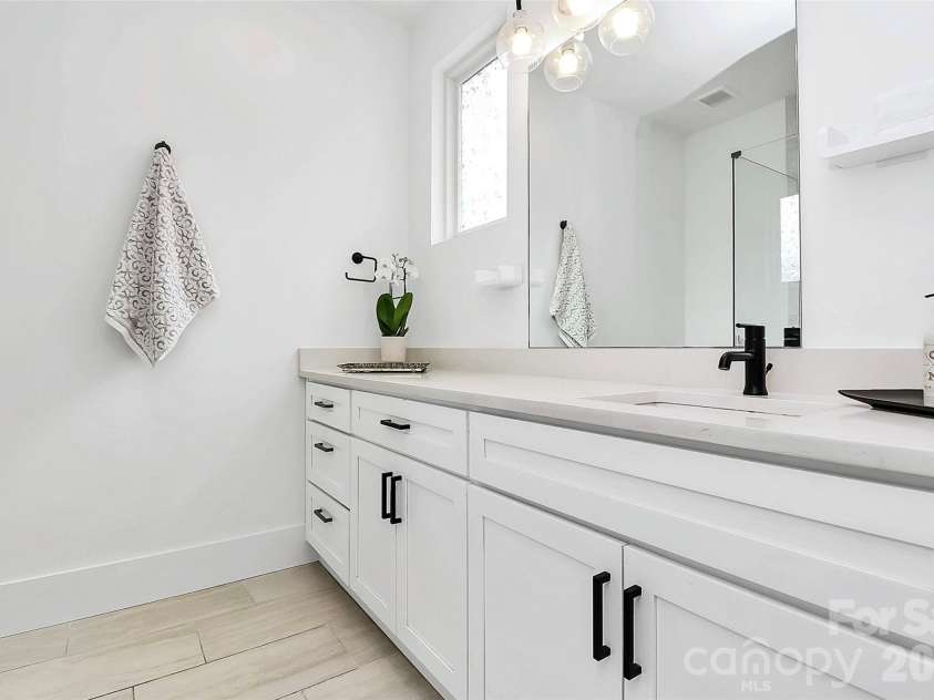 1004 Margaret Brown Street, Charlotte, NC 28202.  MLS# CAR4341341, YatesRealty ID 4342. Spa-like ensuite bathroom w/quartz counters & plenty of storage space