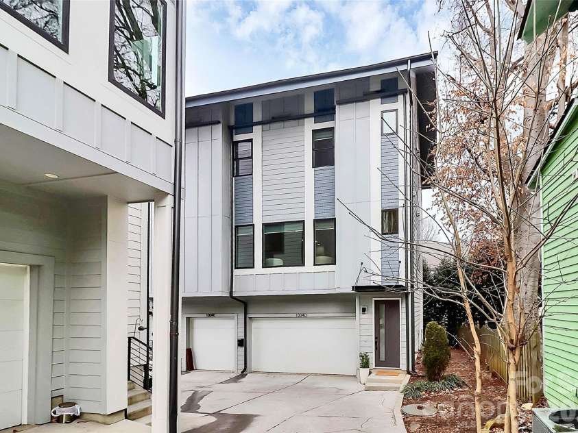 1004 Margaret Brown Street, Charlotte, NC 28202.  MLS# CAR4341341, YatesRealty ID 4342. Welcome to this unit privately nestled in the 4-unit complex
