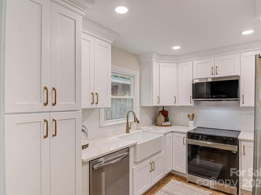2350 Parkway Drive, Winston Salem, NC 27103.  MLS# CAR4240020, YatesRealty ID 4342. 
