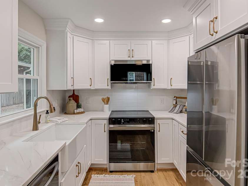 2350 Parkway Drive, Winston Salem, NC 27103.  MLS# CAR4240020, YatesRealty ID 4342. 