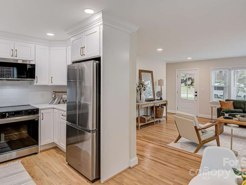 2350 Parkway Drive, Winston Salem, NC 27103.  MLS# CAR4240020, YatesRealty ID 4342. 