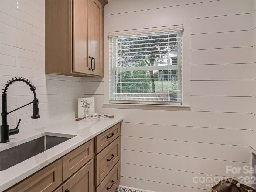 2350 Parkway Drive, Winston Salem, NC 27103.  MLS# CAR4240020, YatesRealty ID 4342. 