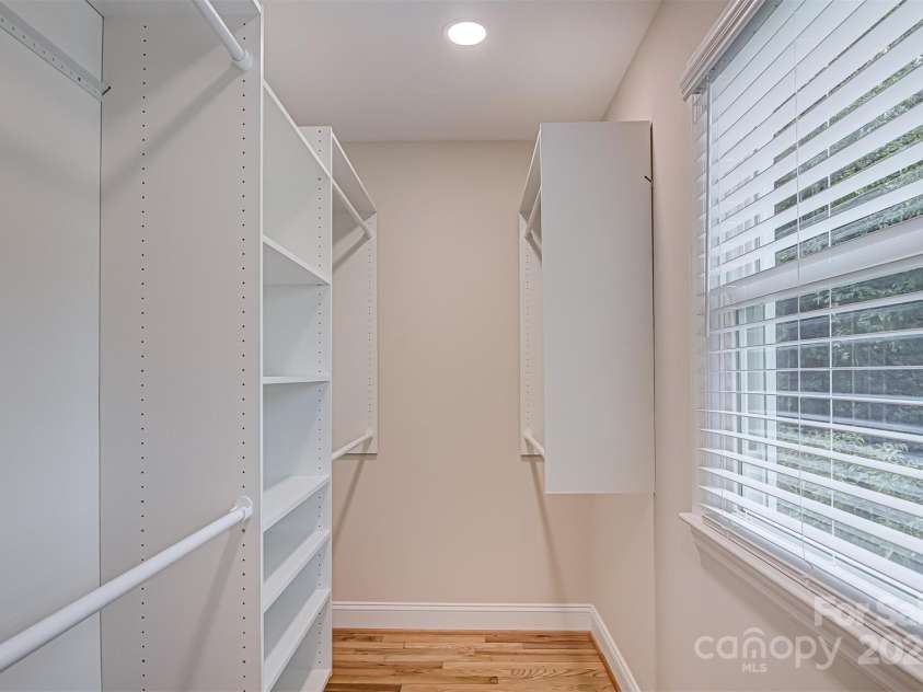 2350 Parkway Drive, Winston Salem, NC 27103.  MLS# CAR4240020, YatesRealty ID 4342. 