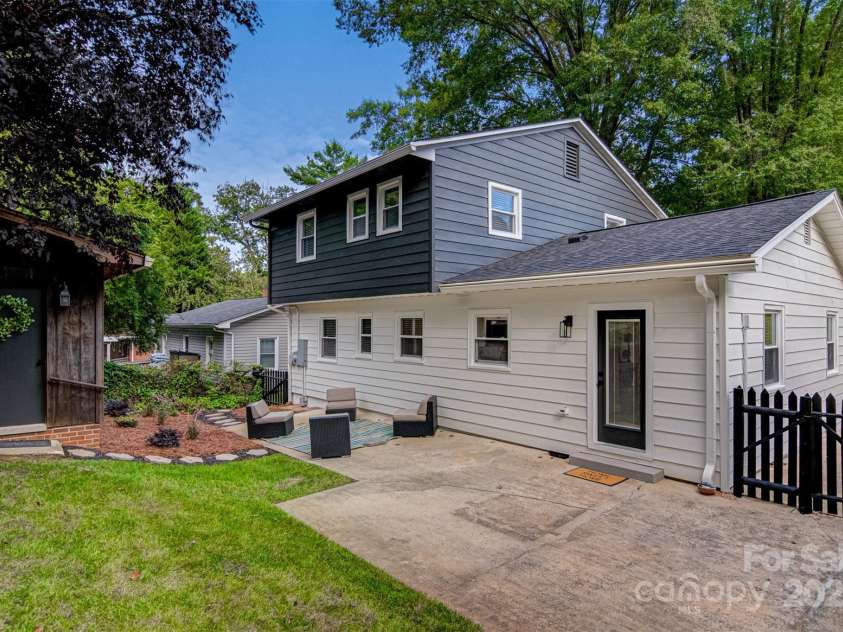 2350 Parkway Drive, Winston Salem, NC 27103.  MLS# CAR4240020, YatesRealty ID 4342. 
