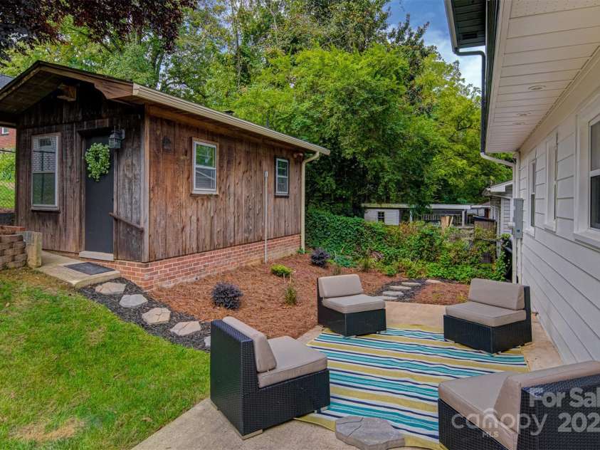 2350 Parkway Drive, Winston Salem, NC 27103.  MLS# CAR4240020, YatesRealty ID 4342. 