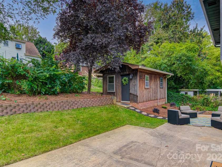 2350 Parkway Drive, Winston Salem, NC 27103.  MLS# CAR4240020, YatesRealty ID 4342. 