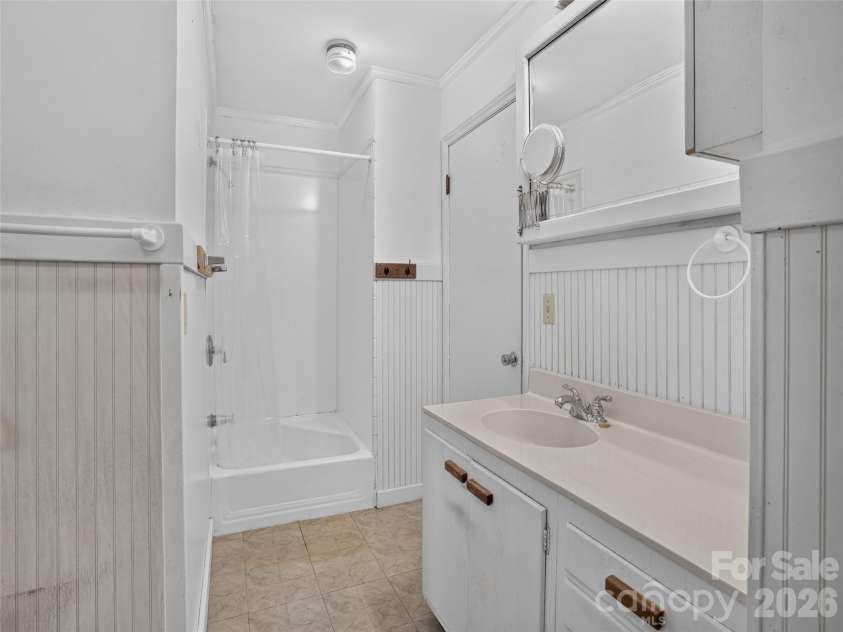 3112 Wesley Way, Hendersonville, NC 28792.  MLS# CAR4393295, YatesRealty ID 43422. Bath