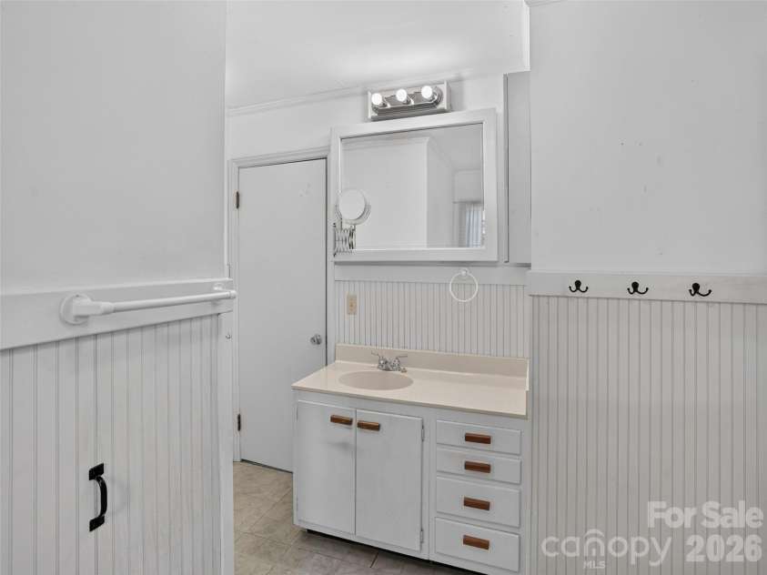 3112 Wesley Way, Hendersonville, NC 28792.  MLS# CAR4393295, YatesRealty ID 43422. Bath