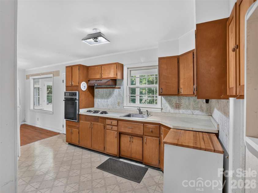 3112 Wesley Way, Hendersonville, NC 28792.  MLS# CAR4393295, YatesRealty ID 43422. Kitchen