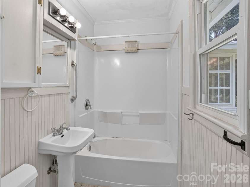 3112 Wesley Way, Hendersonville, NC 28792.  MLS# CAR4393295, YatesRealty ID 43422. Primary Bath