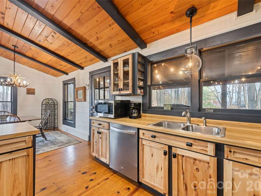 10 Zenith Drive, Waynesville, NC 28785.  MLS# CAR4341915, YatesRealty ID 4343. 