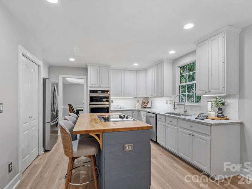 121 Lake Pine Road, Mooresville, NC 28117.  MLS# CAR4404484, YatesRealty ID 43433. Large Updated Kitchen