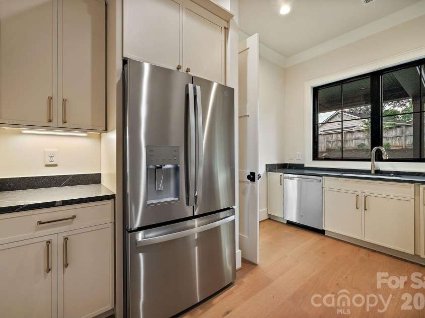 21617 Rio Oro Drive, Cornelius, NC 28031.  MLS# CAR4411277, YatesRealty ID 43438. A scullery built to rival some main kitchens and keeps entertaining effortless.