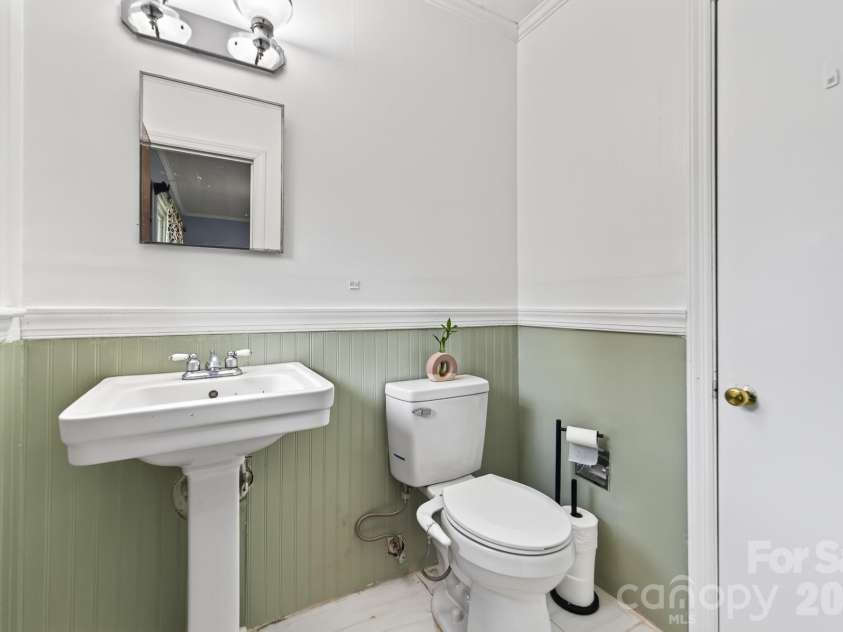561 Shiloh Road, York, SC 29745.  MLS# CAR4409370, YatesRealty ID 43439. Primary 1/2 Bath