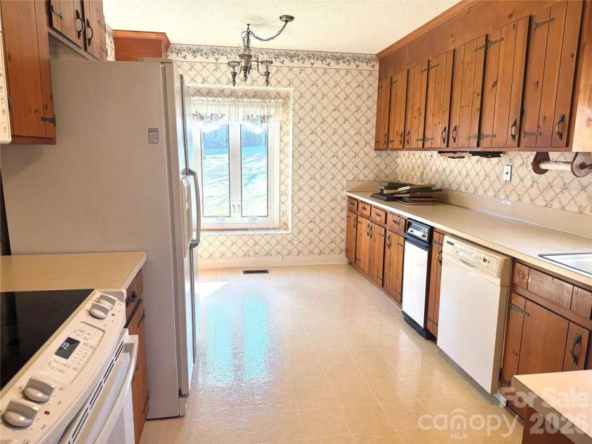 1015 36th Avenue Court, Hickory, NC 28601.  MLS# CAR4340838, YatesRealty ID 4344. 