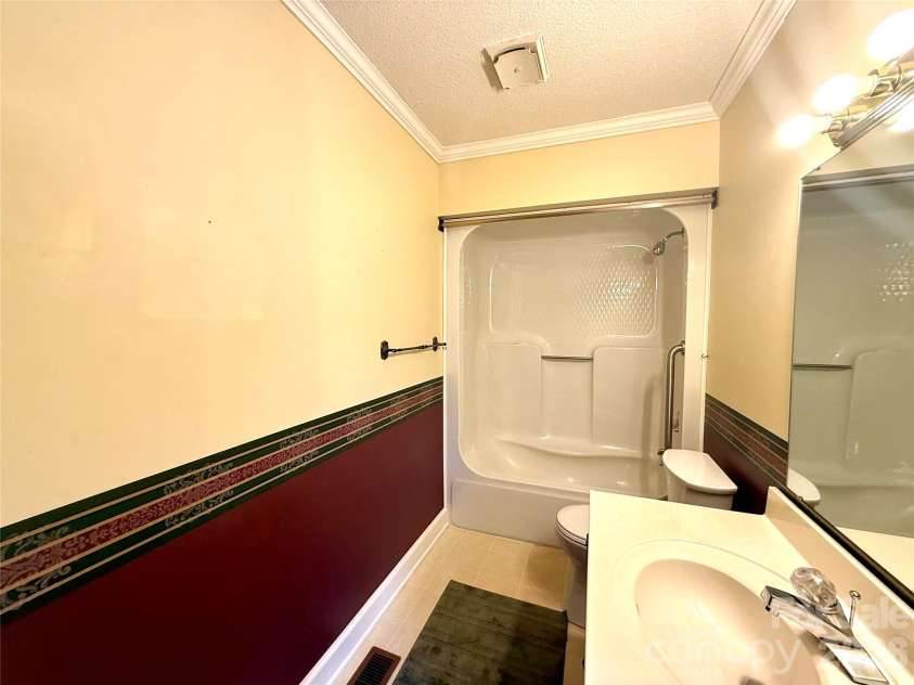 1015 36th Avenue Court, Hickory, NC 28601.  MLS# CAR4340838, YatesRealty ID 4344. 